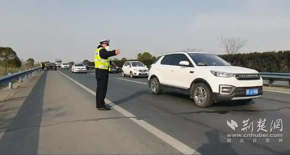 湖北高速交警保通保畅_高速交警_高速交警服务群众